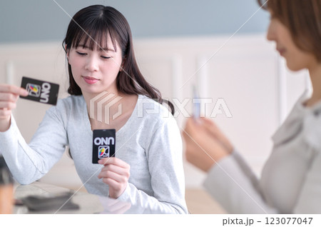 カードゲームで遊ぶ若い2人の女性 カードゲームで遊ぶ若い2人の女性 123077047
