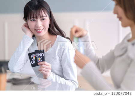 カードゲームで遊ぶ若い2人の女性 カードゲームで遊ぶ若い2人の女性 123077048