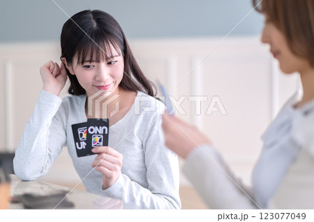 カードゲームで遊ぶ若い2人の女性 カードゲームで遊ぶ若い2人の女性 123077049