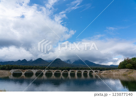 夏の糠平湖、タウシュベツ川橋梁の風景 夏の糠平湖、タウシュベツ川橋梁の風景 123077140