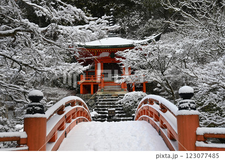 世界遺産京都市醍醐寺 雪の太鼓橋と弁天堂 世界遺産京都市醍醐寺 雪の太鼓橋と弁天堂 123077485