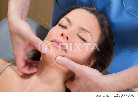 Facial tuina massge therapy on beutiful woman face Facial tuina massge therapy on beutiful woman face 123077676