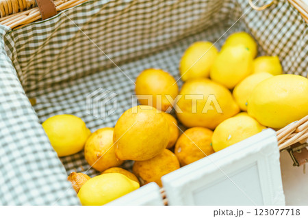 Close up basket of lemons 123077718