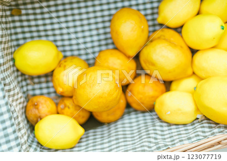 Close up basket of lemons 123077719