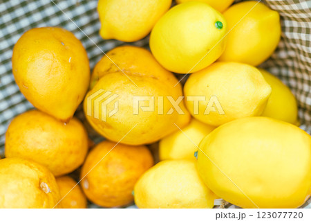 Close up basket of lemons 123077720