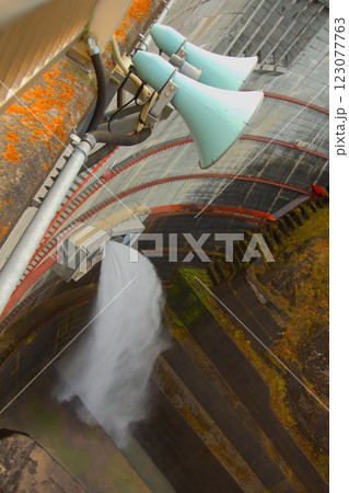 豊平峡ダムの放水口 123077763