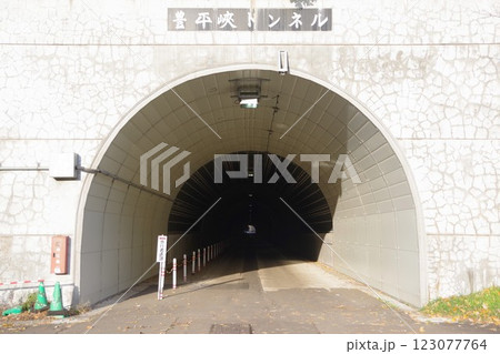 豊平峡ダムに続くトンネル 123077764