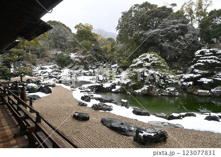 京都市の世界遺産醍醐寺 積雪の三宝院庭園 123077831