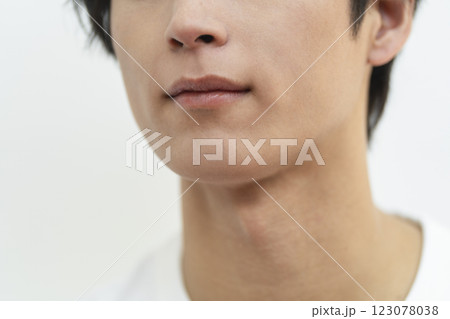 メンズビューティイメージ ヒゲ脱毛をした20代の男性の顔 頬 あご 口元 メンズビューティイメージ ヒゲ脱毛をした20代の男性の顔 頬 あご 口元 123078038