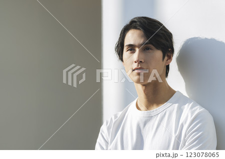白いTシャツを着た20代の男性 メンズビューティ スキンケア イメージ 白いTシャツを着た20代の男性 メンズビューティ スキンケア イメージ 123078065