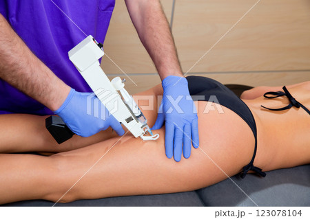 mesotherapy gun therapy for cellulite doctor with woman mesotherapy gun therapy for cellulite doctor with woman 123078104