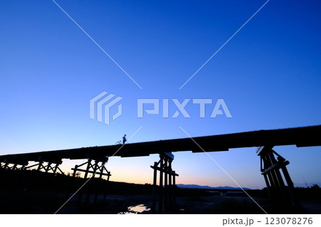 夕暮れの流れ橋 夕暮れの流れ橋 123078276