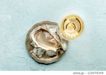 Oyster with a glass of wine, on ice, on a slate background 123078349