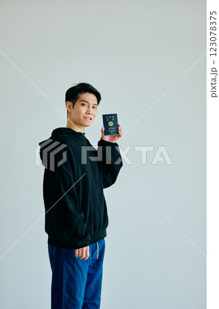 パスポートを持つ20代の若い男性 123078375