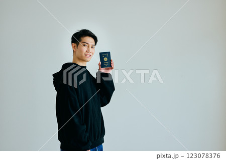 パスポートを持つ20代の若い男性 123078376
