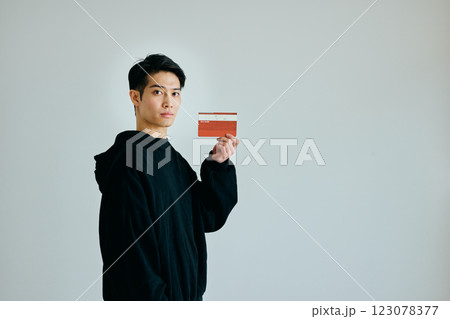 預金通帳を持つ20代の若い男性 123078377