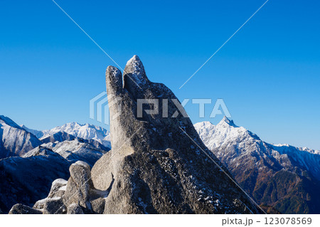 燕岳のイルカ岩と槍ヶ岳[長野県] 123078569