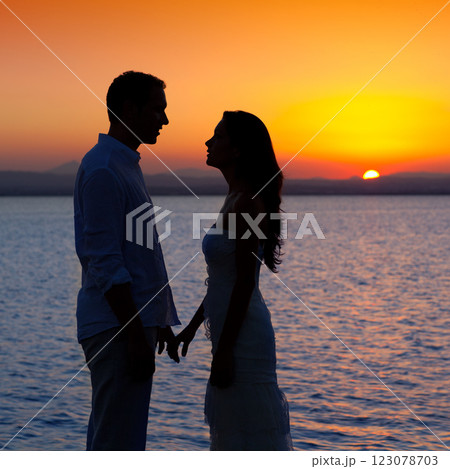 couple in love back light silhouette at lake sunset 123078703