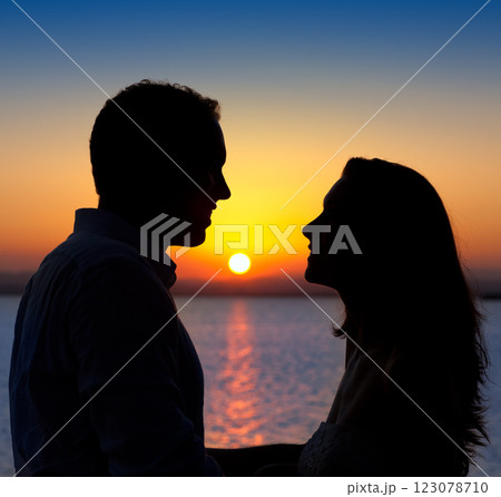 couple in love back light silhouette at lake sunset 123078710