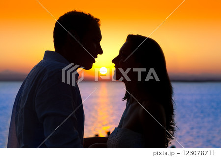 couple sunset profile back light in orange sea couple sunset profile back light in orange sea 123078711