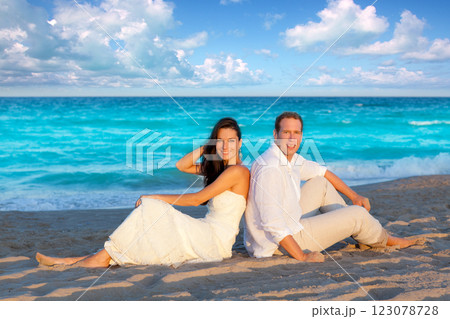 couple in love sitting in blue beach 123078728