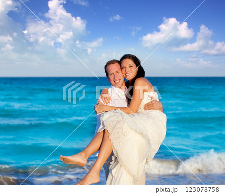 couple in love hug in blue sea vacation couple in love hug in blue sea vacation 123078758
