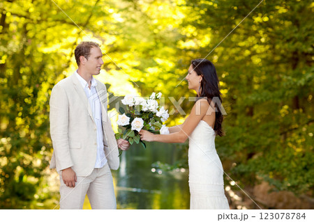 couple in love with white roses bouquet 123078784