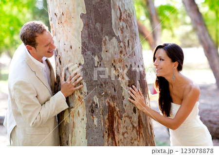 Couple happy in love playing in a tree trunk 123078878
