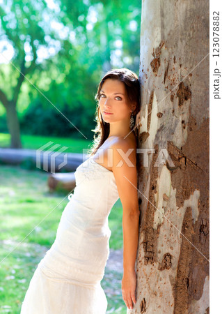bride woman happy posing in outdoor tree 123078882