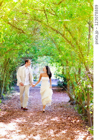 couple just married happy running in green park 123078889