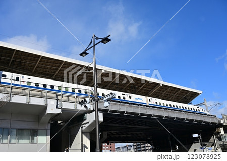 京都駅に停車中の新幹線(東海道本線)八条口 京都駅に停車中の新幹線(東海道本線)八条口 123078925