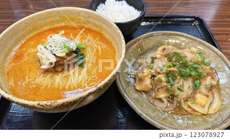 担々麺と豚肉炒め定食のセット 123078927