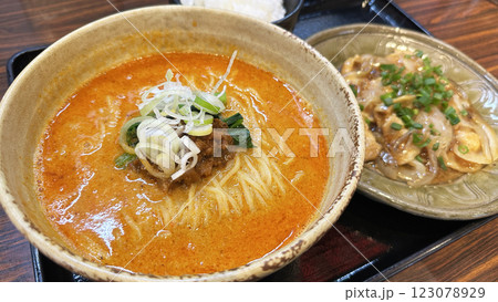 担々麺と豚肉炒め定食のセット 担々麺と豚肉炒め定食のセット 123078929