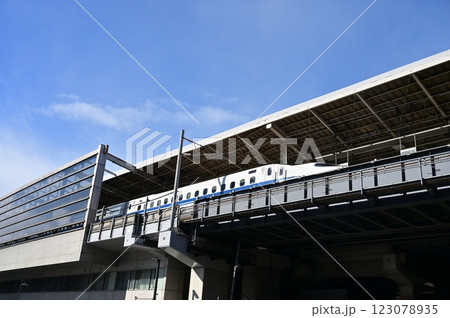 京都駅に停車中の新幹線(東海道本線)八条口 京都駅に停車中の新幹線(東海道本線)八条口 123078935