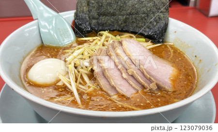 飲食店の風景(チェーン店の辛味噌ネギチャーシュー麺) 飲食店の風景(チェーン店の辛味噌ネギチャーシュー麺) 123079036
