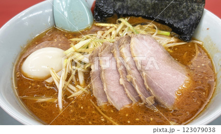 飲食店の風景(チェーン店の辛味噌ネギチャーシュー麺) 飲食店の風景(チェーン店の辛味噌ネギチャーシュー麺) 123079038