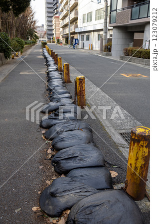歩道に並んだ黒い袋の土嚢 123079212