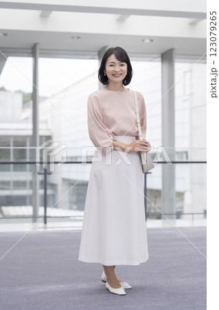 カメラ目線で微笑む50代の女性　全身　ポートレート 123079265