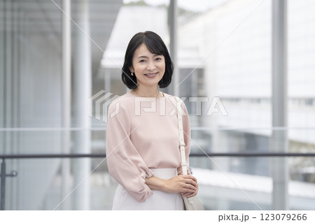 カメラ目線で笑顔の50代の女性 カメラ目線で笑顔の50代の女性 123079266
