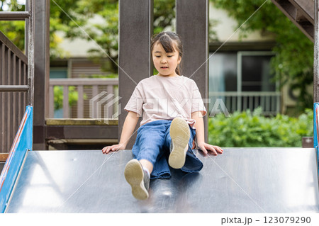 滑り台で遊ぶ女の子 滑り台で遊ぶ女の子 123079290