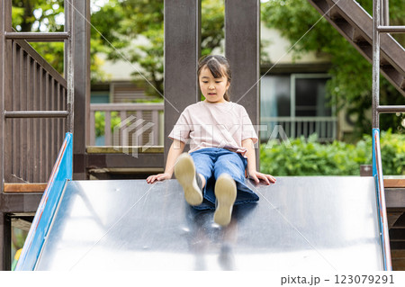 滑り台で遊ぶ女の子 123079291