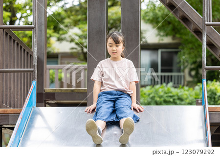 滑り台で遊ぶ女の子 滑り台で遊ぶ女の子 123079292