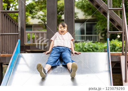滑り台で遊ぶ女の子 123079293