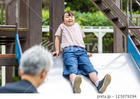 祖ふと公園で遊ぶ小学生 123079294