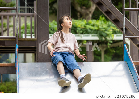 滑り台で遊ぶ女の子 123079296