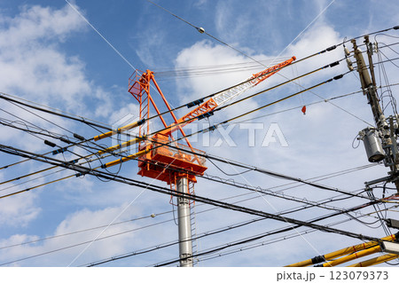 建築現場のタワークレーン 123079373