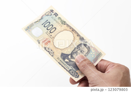 千円札を持つ手元 123079803