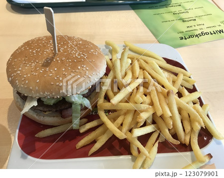 ドイツのドライブインで食べる「ハンバーガーセット」 ドイツのドライブインで食べる「ハンバーガーセット」 123079901