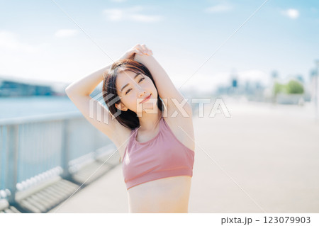 若い女性の屋外フィットネスイメージ 123079903