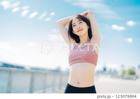 若い女性の屋外フィットネスイメージ 123079904